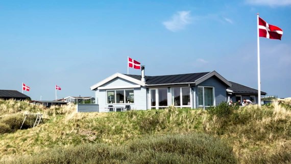 Sommerhus en sommerdag med danske flag hejst